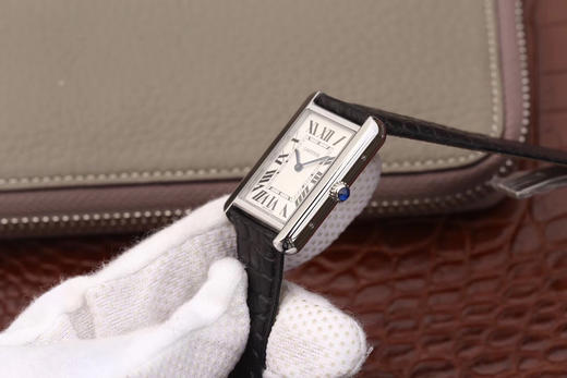 版本    卡地亚TANK 坦克系列女士腕表，表盘尺寸：小号31X24mm 中号33X27mm,原装瑞士朗达石英机芯（专柜一致）完美复刻，细节打磨，指针颜色，把头弧度，进口真鳄鱼皮带 商品图5