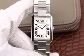 版本    卡地亚TANK 坦克系列女士腕表，表盘尺寸：小号31X24mm 中号33X27mm,原装瑞士朗达石英机芯（专柜一致）完美复刻，细节打磨，指针颜色，把头弧度，316L精钢表带，