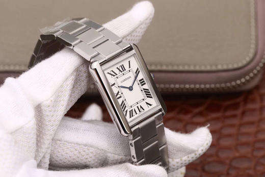 版本    卡地亚TANK 坦克系列女士腕表，表盘尺寸：小号31X24mm 中号33X27mm,原装瑞士朗达石英机芯（专柜一致）完美复刻，细节打磨，指针颜色，把头弧度，316L精钢表带， 商品图4