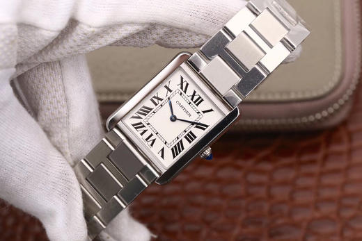 版本    卡地亚TANK 坦克系列女士腕表，表盘尺寸：小号31X24mm 中号33X27mm,原装瑞士朗达石英机芯（专柜一致）完美复刻，细节打磨，指针颜色，把头弧度，316L精钢表带， 商品图2