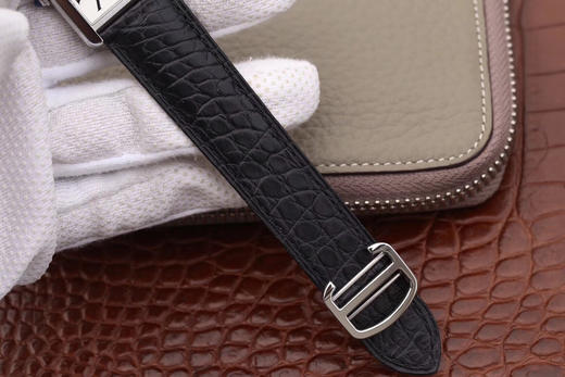 版本    卡地亚TANK 坦克系列女士腕表，表盘尺寸：小号31X24mm 中号33X27mm,原装瑞士朗达石英机芯（专柜一致）完美复刻，细节打磨，指针颜色，把头弧度，进口真鳄鱼皮带 商品图7