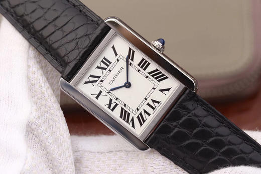 版本    卡地亚TANK 坦克系列女士腕表，表盘尺寸：小号31X24mm 中号33X27mm,原装瑞士朗达石英机芯（专柜一致）完美复刻，细节打磨，指针颜色，把头弧度，进口真鳄鱼皮带 商品图3