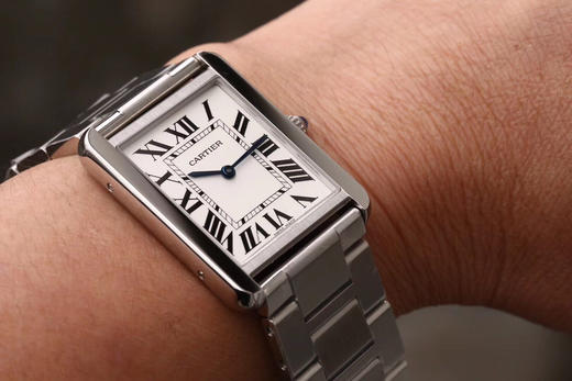 版本    卡地亚TANK 坦克系列女士腕表，表盘尺寸：小号31X24mm 中号33X27mm,原装瑞士朗达石英机芯（专柜一致）完美复刻，细节打磨，指针颜色，把头弧度，316L精钢表带， 商品图8