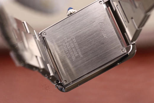 版本    卡地亚TANK 坦克系列女士腕表，表盘尺寸：小号31X24mm 中号33X27mm,原装瑞士朗达石英机芯（专柜一致）完美复刻，细节打磨，指针颜色，把头弧度，316L精钢表带， 商品图6