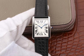 版本    卡地亚TANK 坦克系列女士腕表，表盘尺寸：小号31X24mm 中号33X27mm,原装瑞士朗达石英机芯（专柜一致）完美复刻，细节打磨，指针颜色，把头弧度，进口真鳄鱼皮带