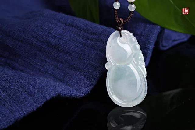 【玉玲珑】天然翡翠a货精雕吊坠,配精美编织挂绳,吊坠净重10.