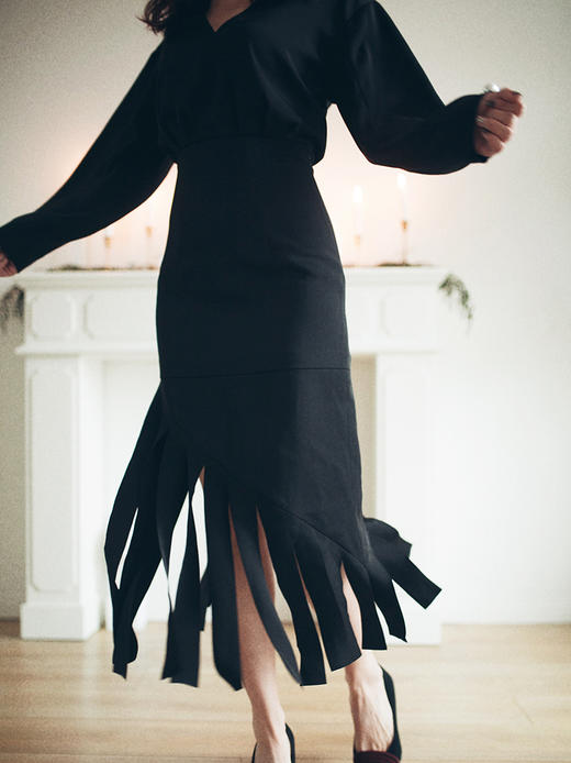 AtelierMissLu / Claudia 黑色V领流苏摆连身裙 商品图2