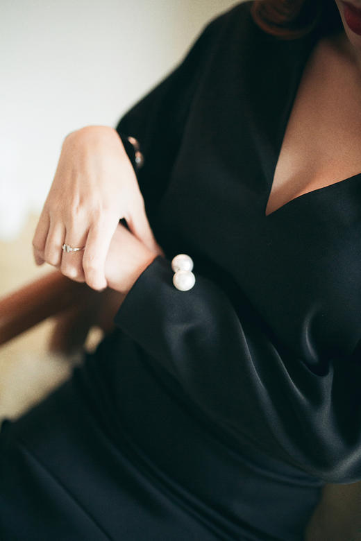 AtelierMissLu / Claudia 黑色V领流苏摆连身裙 商品图5