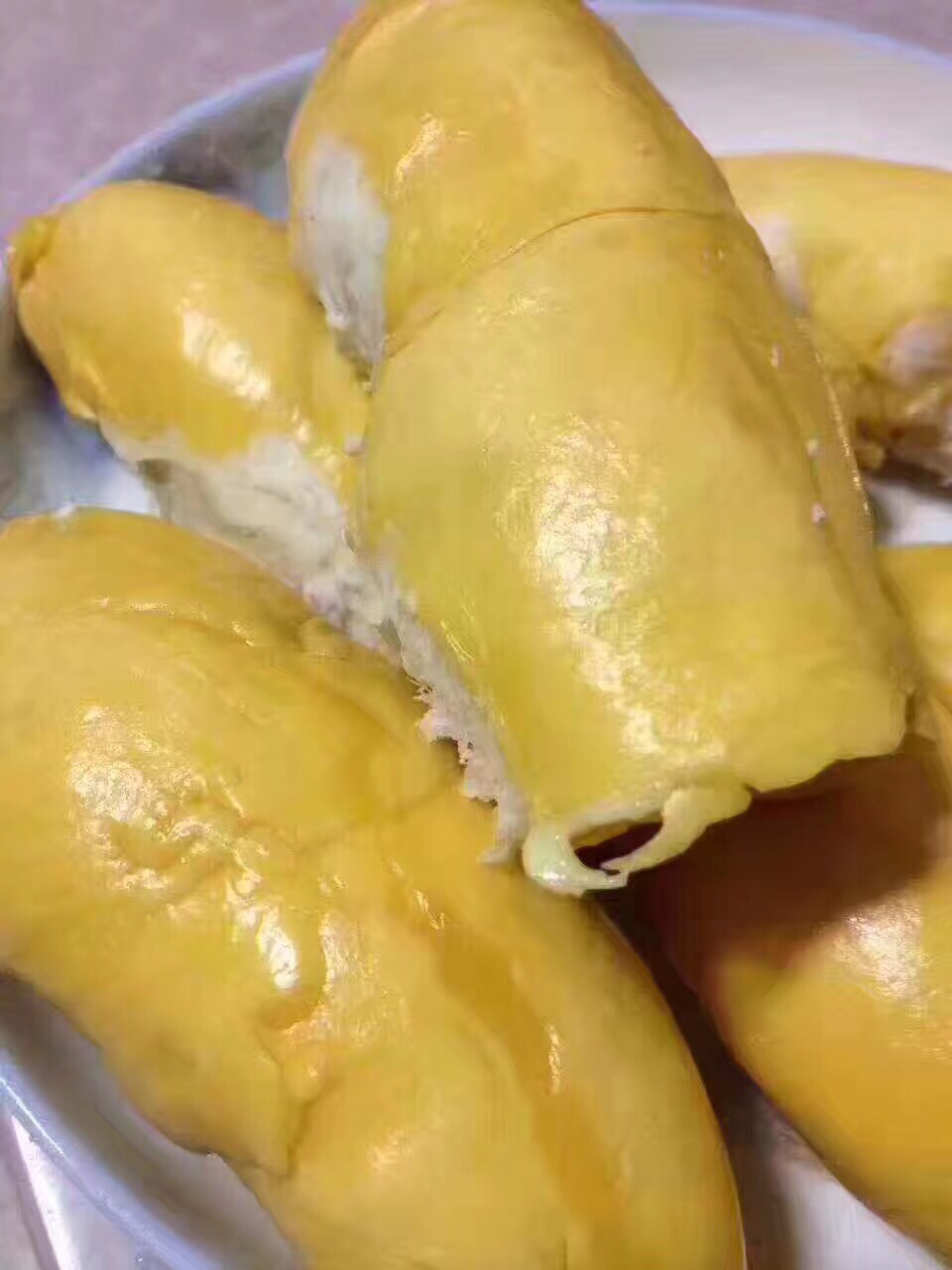 辣辣黄的长柄干尧榴莲久违了,个个都是唯一,圆滚滚的a果 所以赶紧拍哈