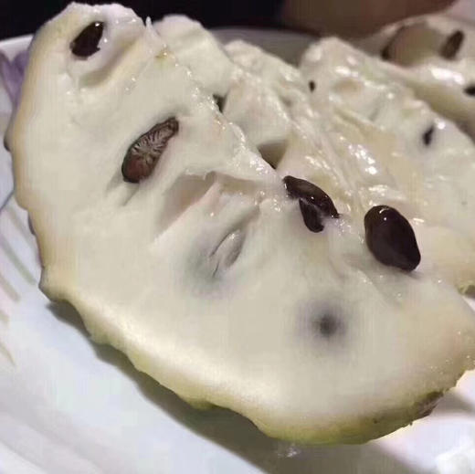 『水果冰激凌🍦甜过初恋[偷笑]』👏👏，释迦[微笑][微笑]，佛头果，切开嫩白果肉，尝一口😋，磨砂质感，果肉软糯Q滑，甜度相当高👍，成熟后的释迦，一碰即破的幼嫩果肉蜜流 商品图5