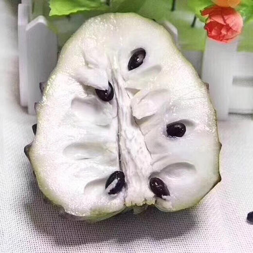 『水果冰激凌🍦甜过初恋[偷笑]』👏👏，释迦[微笑][微笑]，佛头果，切开嫩白果肉，尝一口😋，磨砂质感，果肉软糯Q滑，甜度相当高👍，成熟后的释迦，一碰即破的幼嫩果肉蜜流 商品图4