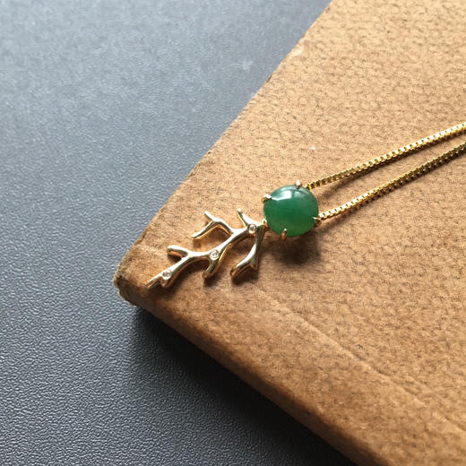 一鹿有你冰种阳绿翡翠蛋面吊坠18k黄金镶嵌 商品图1