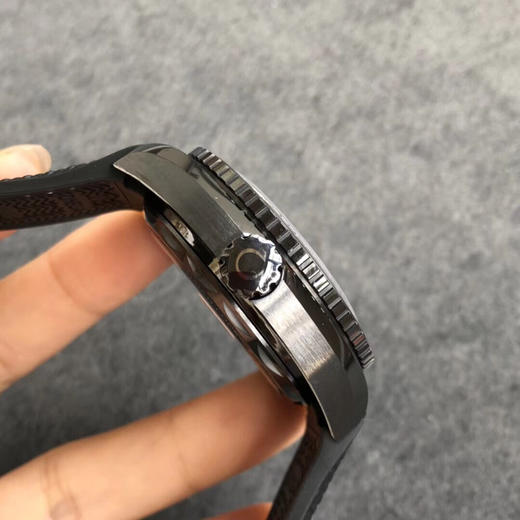 VS欧miga 2018压轴之作—“深海之黑”全陶瓷壳套、专有机芯、全橡胶表带等等都是它的标配。想要花正品价格的尾数或者正品价格3%-4%,得到无限接近正品质感的享受。 商品图4