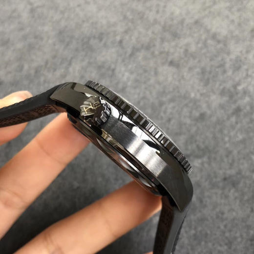 VS欧miga 2018压轴之作—“深海之黑”全陶瓷壳套、专有机芯、全橡胶表带等等都是它的标配。想要花正品价格的尾数或者正品价格3%-4%,得到无限接近正品质感的享受。 商品图5