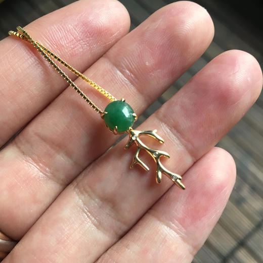 一鹿有你冰种阳绿翡翠蛋面吊坠18k黄金镶嵌 商品图7