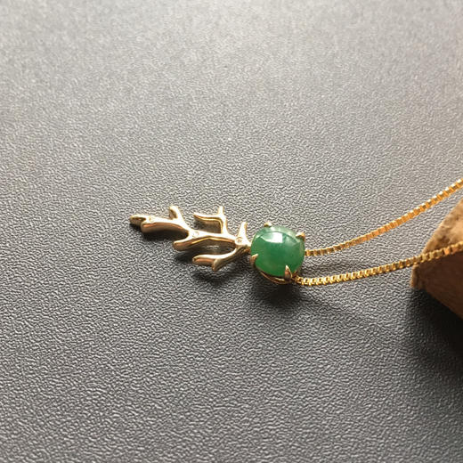 一鹿有你冰种阳绿翡翠蛋面吊坠18k黄金镶嵌 商品图3