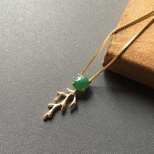 一鹿有你冰种阳绿翡翠蛋面吊坠18k黄金镶嵌 商品图0