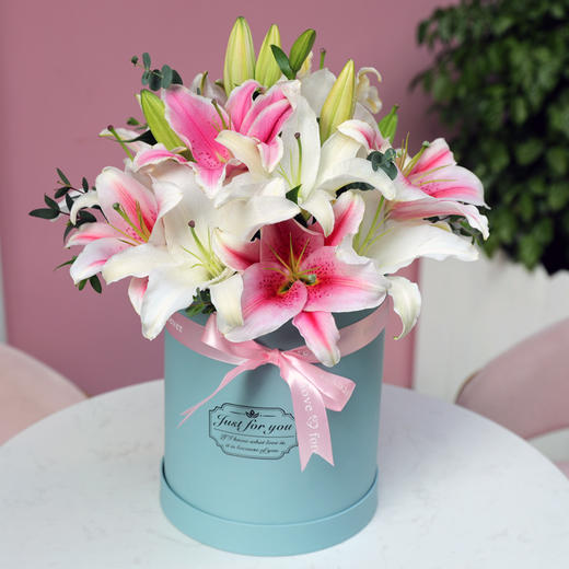 鲜花19朵粉白组合香水百合混搭鲜花抱抱花筒tlz45