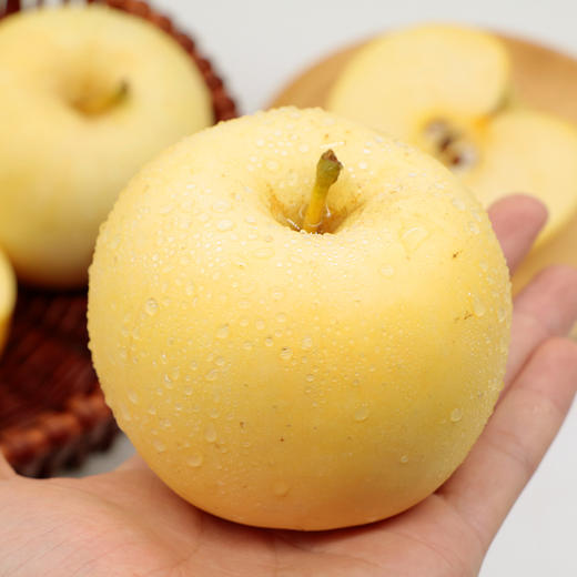 有机黄金富士苹果吃一口果肉脆甜淡淡飘香