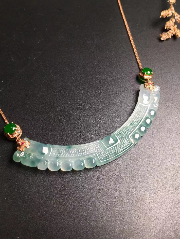 d13022翡翠飘花龙钩锁骨链