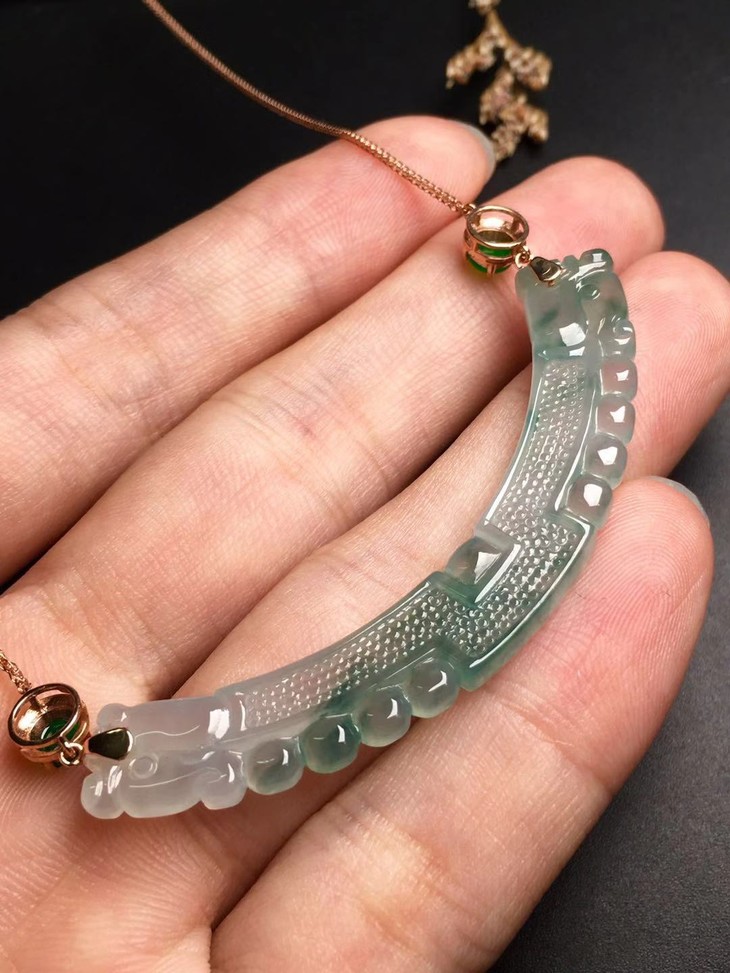 d13022翡翠飘花龙钩锁骨链