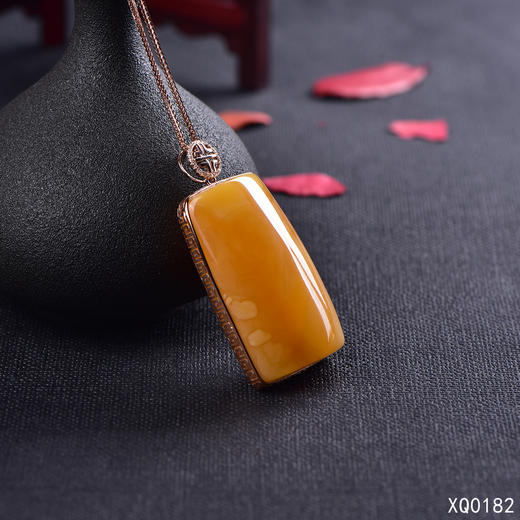 k金镶嵌蜜蜡无事牌克重1915g有证书编码xq0182