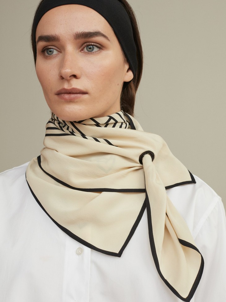 toteme 19ss 黑色/奶油色大号venezia几何条纹丝巾