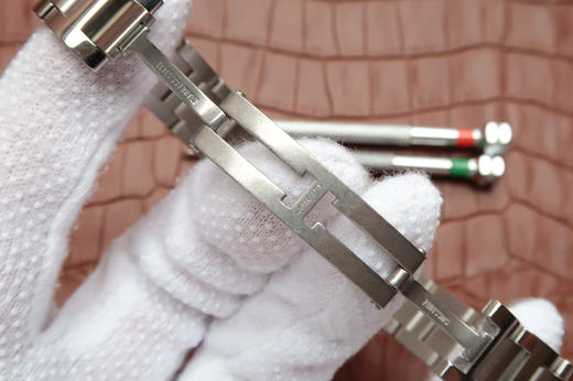 33气球V6卡地亚33毫米蓝气球,型号:W6920084，卡地亚原厂石英机芯，机芯型号：057，精钢表盘镀银，女士，不透底，精钢,镶嵌一颗蓝色凸圆形 商品图8