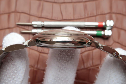 33气球V6卡地亚33毫米蓝气球,型号:W6920084，卡地亚原厂石英机芯，机芯型号：057，精钢表盘镀银，女士，不透底，精钢,镶嵌一颗蓝色凸圆形 商品图6