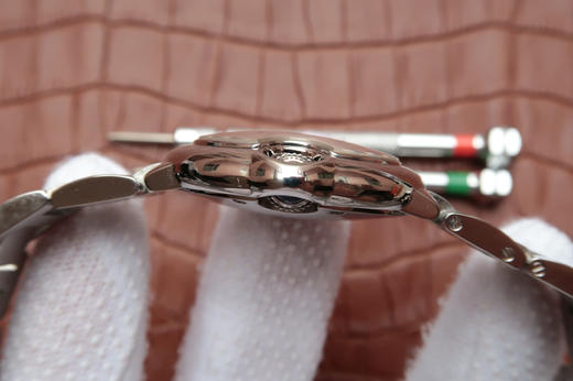 33气球V6卡地亚33毫米蓝气球,型号:W6920084，卡地亚原厂石英机芯，机芯型号：057，精钢表盘镀银，女士，不透底，精钢,镶嵌一颗蓝色凸圆形 商品图5