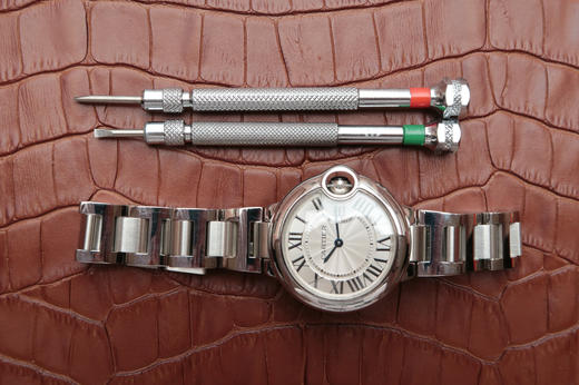 33气球V6卡地亚33毫米蓝气球,型号:W6920084，卡地亚原厂石英机芯，机芯型号：057，精钢表盘镀银，女士，不透底，精钢,镶嵌一颗蓝色凸圆形 商品图9