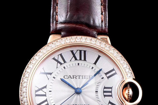 V6   卡地亚蓝气球钻面33mm 『精品推荐』V6出品 CARTIER   卡地亚蓝气球系列，这款   卡地亚蓝气球腕表为33毫米表款，进口全自动机械机芯，玫瑰金钻圈，棕色表带。 商品图3