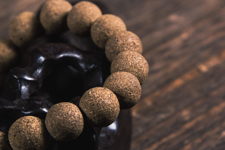 这串藏香(合香)手串,不仅得腕间风雅,更像是戴在身上的一颗"救心 "..