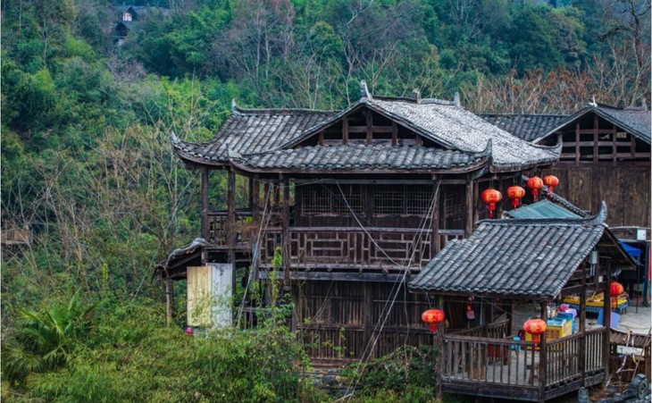 铜仁瓦屋乡油菜花寨英村古建筑群潜龙洞梵净山苗王城5日游