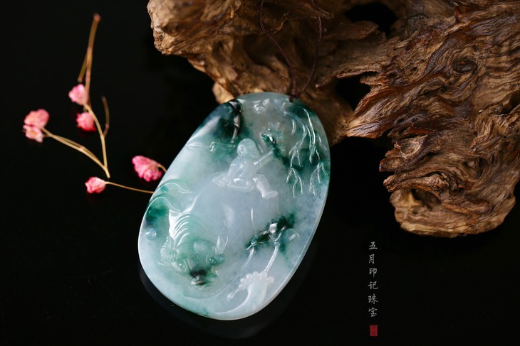 牧童骑牛图飘蓝花翡翠挂件