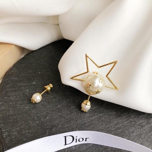 点此购买dior不对称星星设计珍珠耳钉豆