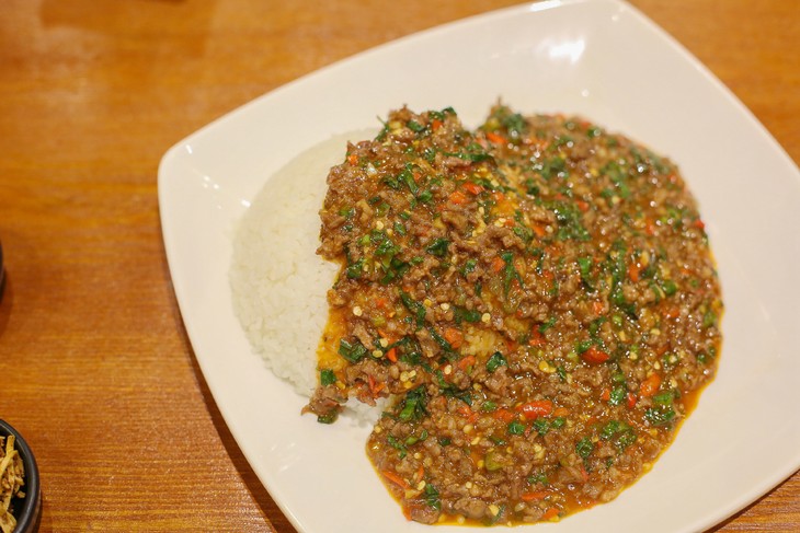 网红盖饭又酸又辣小米辣牛肉沫盖饭招牌菜品打造云南经典老味道传承了