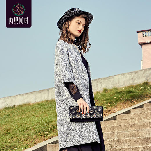 1D6523--黑白色风衣--荷兰的花床--《燃烧的灵魂—梵高》 商品图1