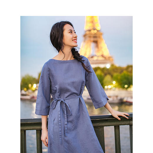 茵曼2019春装新款船领文艺系带显瘦宽松七分袖纯色棉麻连衣裙中长