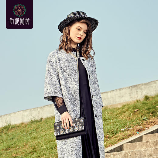 1D6523--黑白色风衣--荷兰的花床--《燃烧的灵魂—梵高》 商品图0