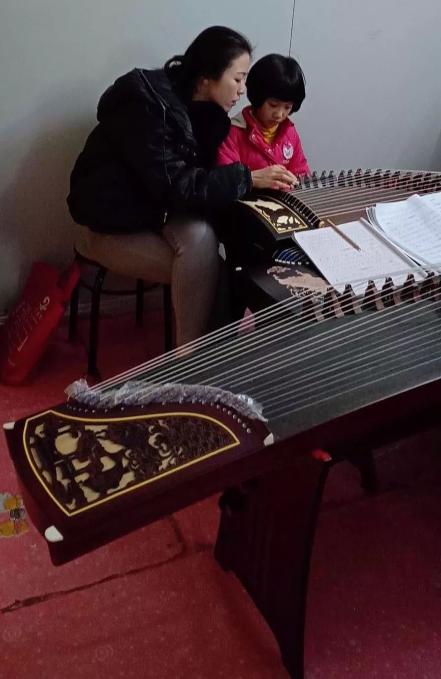 曾跟随上海音乐学院孙文妍教授走访讲座示范乐曲.