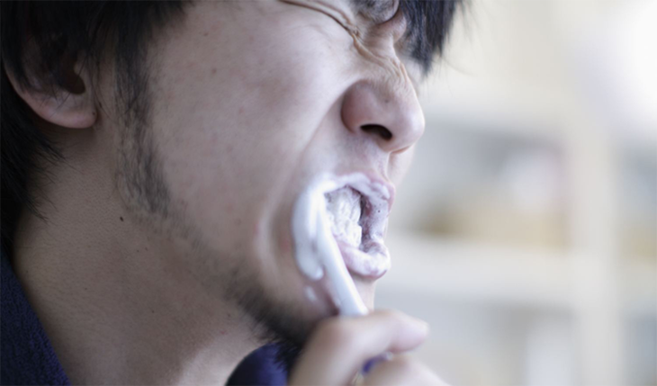 露出一口大黄牙,这让我越来越不自信,为了洁白牙齿,我每天使劲地刷牙