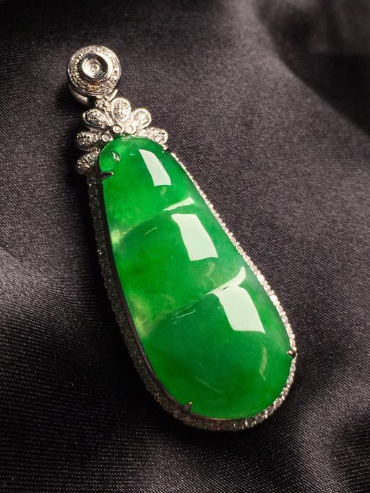 13241翡翠18k金镶嵌阳绿福豆吊坠