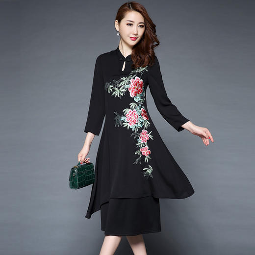 民族风高贵改良刺绣中长款绣花假两件连衣裙货号js5954