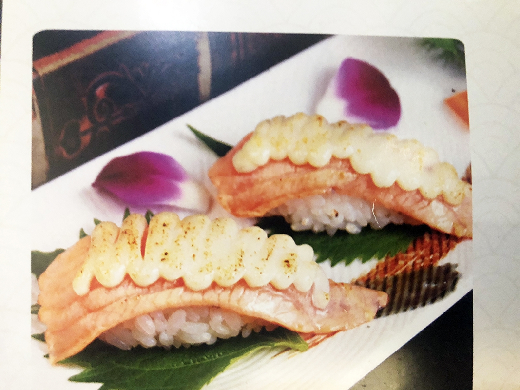 火炙三文鱼手握寿司图片