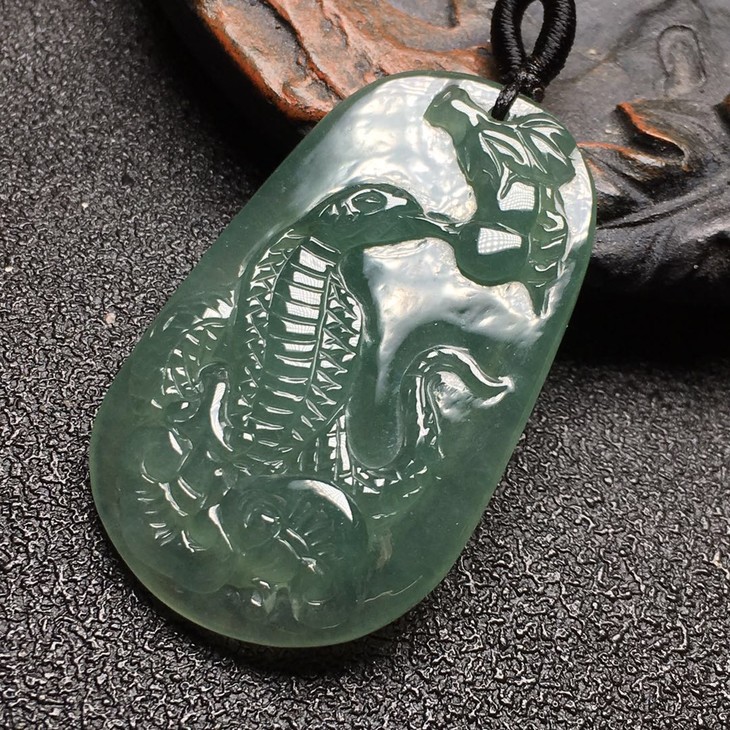 d61901翡翠冰种底色小蛇牌挂件