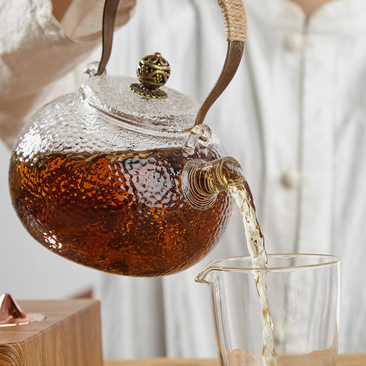 茶的故事丨铜把提梁壶 玻璃壶 锤纹玻璃 带过滤圈 700ml（因批次不同，壶钮的造型有所差异） 商品图1