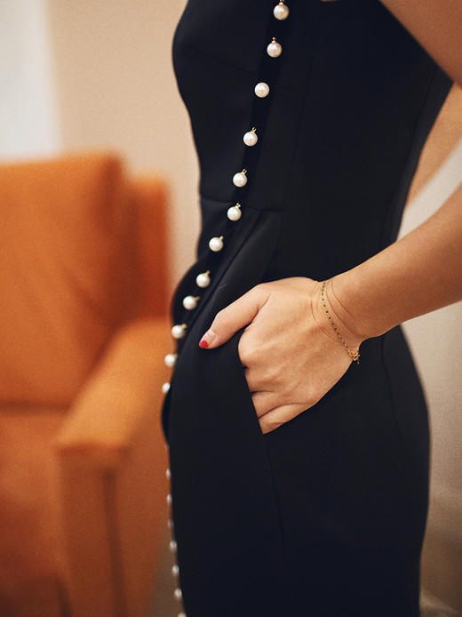 AtelierMissLu / Viola 光泽黑一字肩珍珠连身裙 商品图3