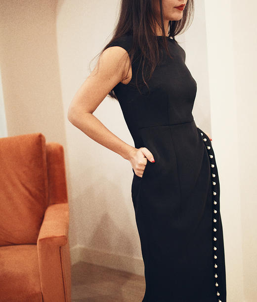 AtelierMissLu / Viola 光泽黑一字肩珍珠连身裙 商品图6