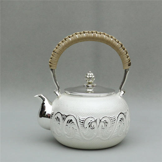 《玄翼争辉》银制霰打太阳鸟纹提梁壶（定） 商品图0